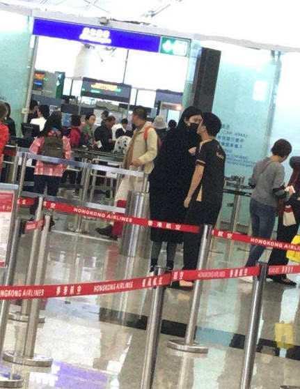 何猷君奚梦瑶机场罕见吻别,男方比女方低半头仰头亲吻甜中带萌