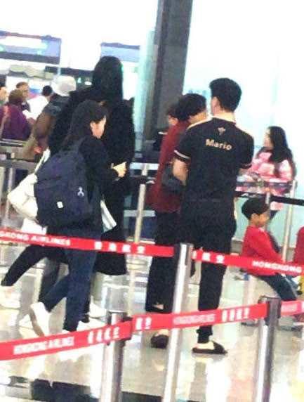 何猷君奚梦瑶机场罕见吻别,男方比女方低半头仰头亲吻甜中带萌