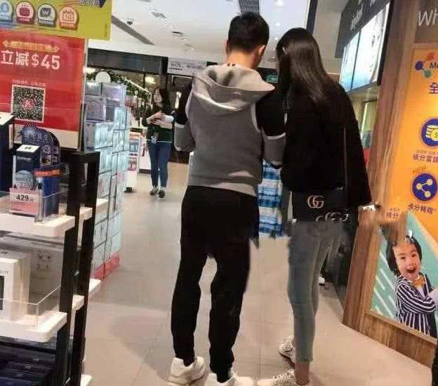 何猷君奚梦瑶机场罕见吻别,男方比女方低半头仰头亲吻甜中带萌