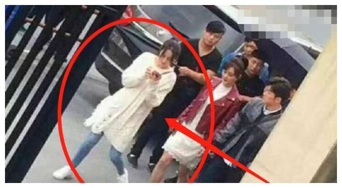 迪丽热巴素颜照被爆出,看到其照片之后,网友:有一种被骗的感觉