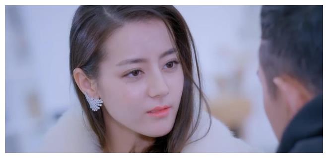 迪丽热巴素颜照被爆出,看到其照片之后,网友:有一种被骗的感觉