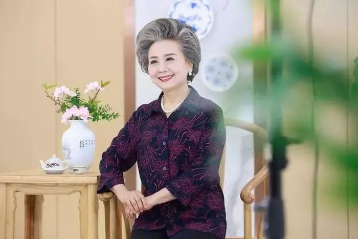 71岁奶奶做起淘宝模特，每天工作12小时拍100多套服装，气质秒杀明星