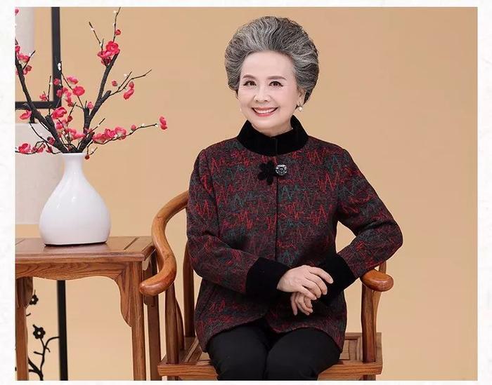 71岁奶奶做起淘宝模特，每天工作12小时拍100多套服装，气质秒杀明星