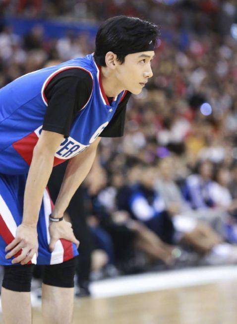 邓伦穿婚纱当伴郎，白敬亭被调侃“白静婷”，TFBOYS硬汉风曝光