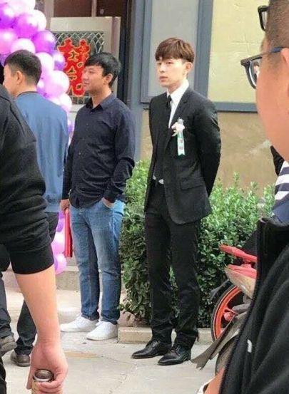 邓伦穿婚纱当伴郎，白敬亭被调侃“白静婷”，TFBOYS硬汉风曝光