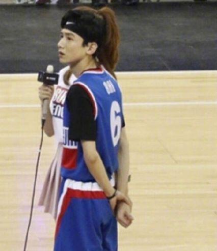 邓伦穿婚纱当伴郎，白敬亭被调侃“白静婷”，TFBOYS硬汉风曝光