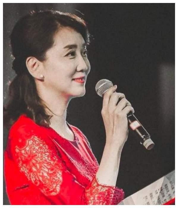 央视传奇主播李修平：26年不交差错费，52岁退居幕后嫁高官