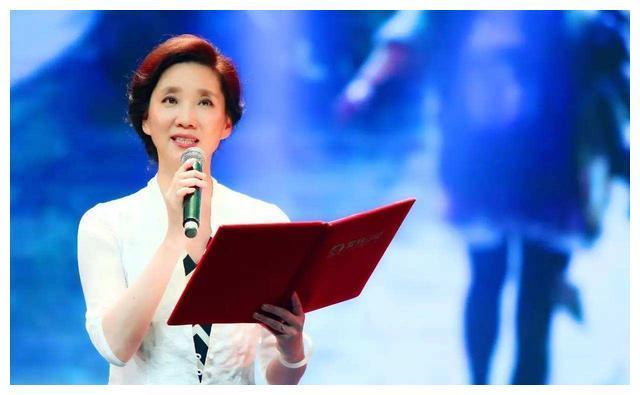 央视传奇主播李修平：26年不交差错费，52岁退居幕后嫁高官