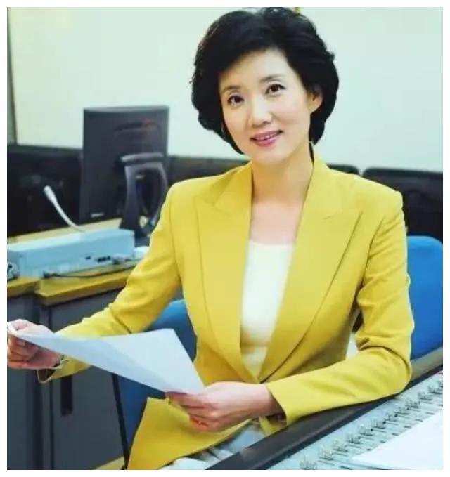 央视传奇主播李修平：26年不交差错费，52岁退居幕后嫁高官