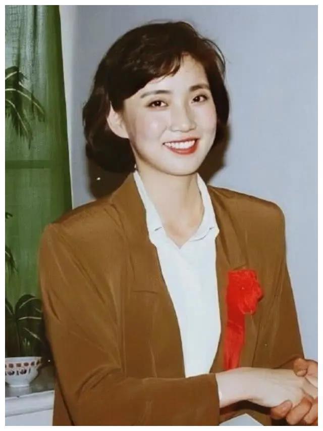 央视传奇主播李修平：26年不交差错费，52岁退居幕后嫁高官