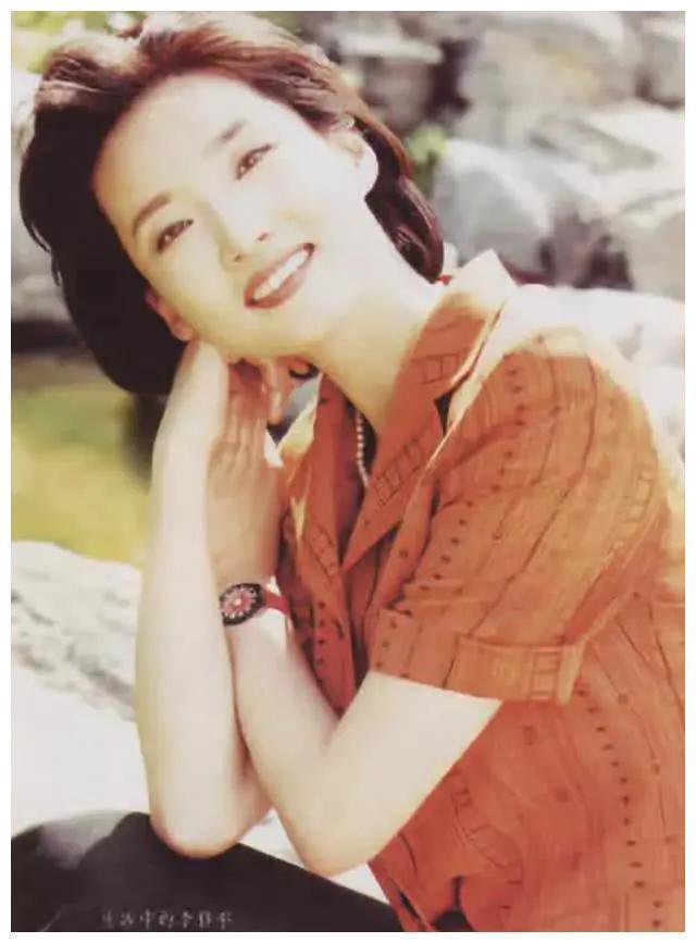 央视传奇主播李修平：26年不交差错费，52岁退居幕后嫁高官