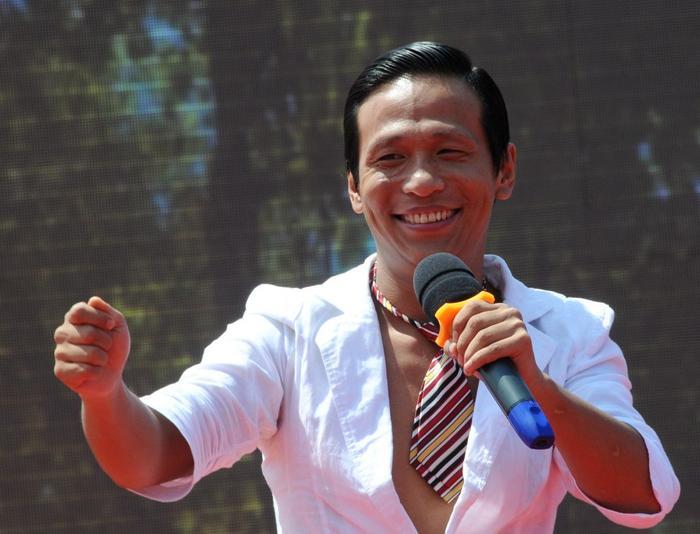 宋小宝发微博发胖，大家都期待他的回归，网友眼尖看出背后的字！