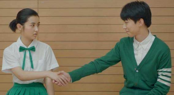 张子枫从不“接触”男生,唯独和他走红毯就手牵手,这也太甜了