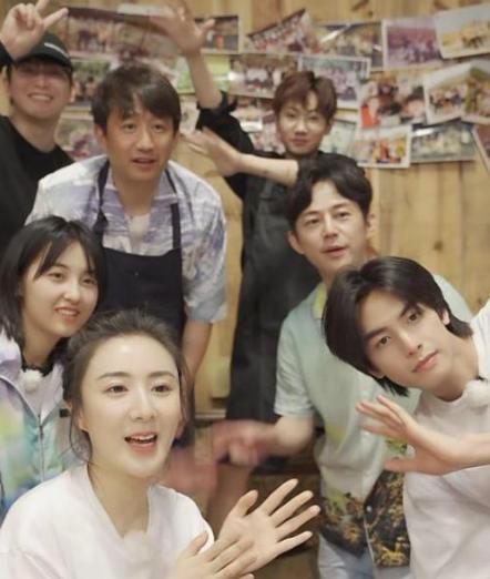 张子枫从不“接触”男生,唯独和他走红毯就手牵手,这也太甜了