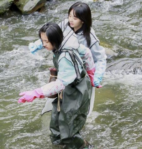 张子枫从不“接触”男生,唯独和他走红毯就手牵手,这也太甜了