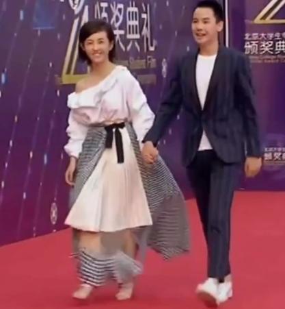 张子枫从不“接触”男生,唯独和他走红毯就手牵手,这也太甜了