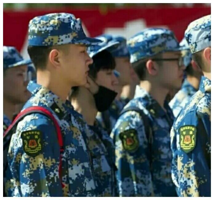 TFBOYS王俊凯北电军训照流出,只有半张脸的他你还认得吗?