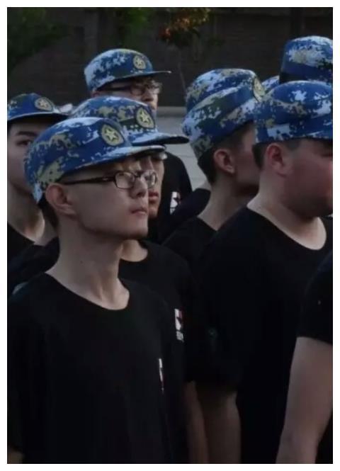 TFBOYS王俊凯北电军训照流出,只有半张脸的他你还认得吗?