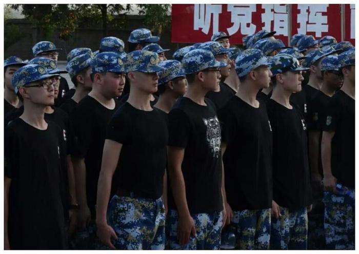 TFBOYS王俊凯北电军训照流出,只有半张脸的他你还认得吗?