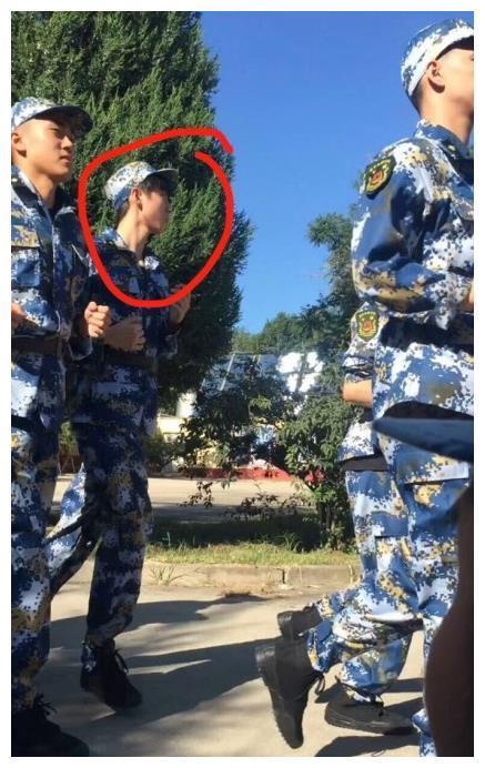TFBOYS王俊凯北电军训照流出,只有半张脸的他你还认得吗?