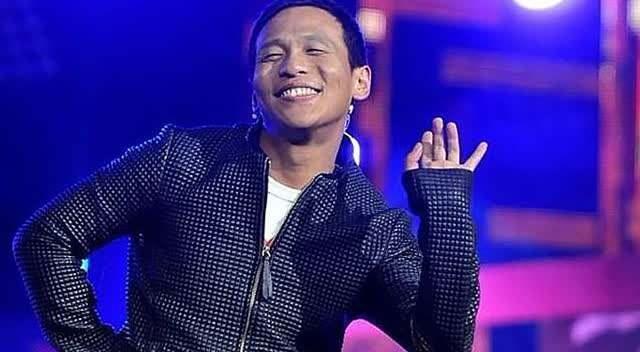 宋小宝成名前后两任妻子对比照,丑如宋小宝两任妻子却都是大美人