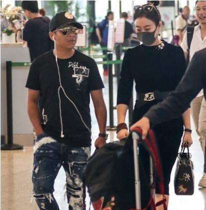 宋小宝成名前后两任妻子对比照,丑如宋小宝两任妻子却都是大美人