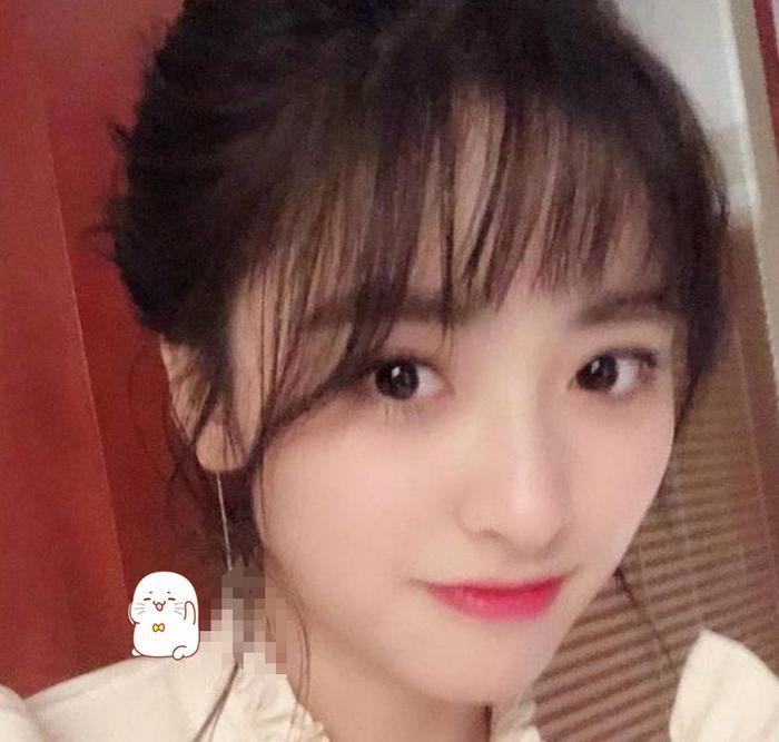 沈月微博晒自拍照,“大波浪”烫引来热议,网友:准备换发型?