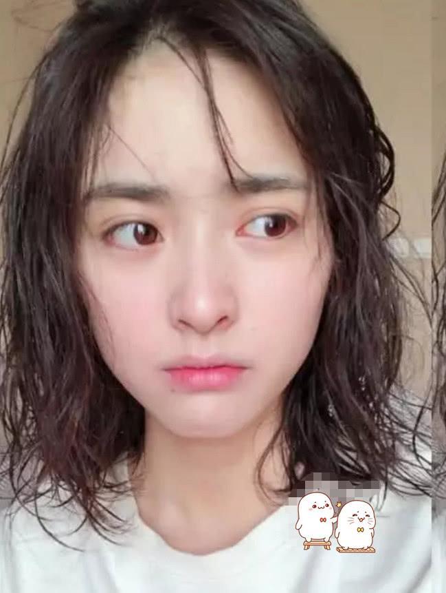 沈月微博晒自拍照,“大波浪”烫引来热议,网友:准备换发型?