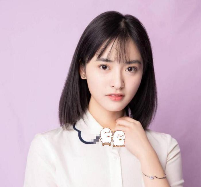 沈月微博晒自拍照,“大波浪”烫引来热议,网友:准备换发型?