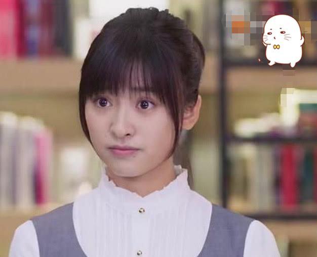 沈月微博晒自拍照,“大波浪”烫引来热议,网友:准备换发型?