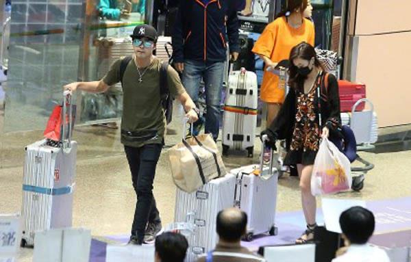 娱乐贺军翔爱妻真面目曝光 白皙美腿抢镜竟然是初恋女友  1
