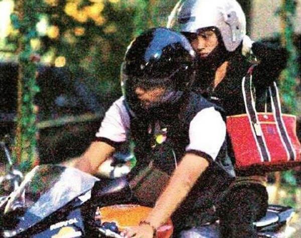 娱乐贺军翔爱妻真面目曝光 白皙美腿抢镜竟然是初恋女友  2