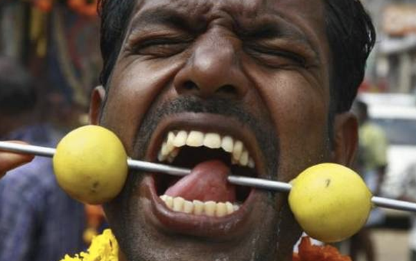 印度值得旅行吗?印度十大陈旧而神奇的典礼