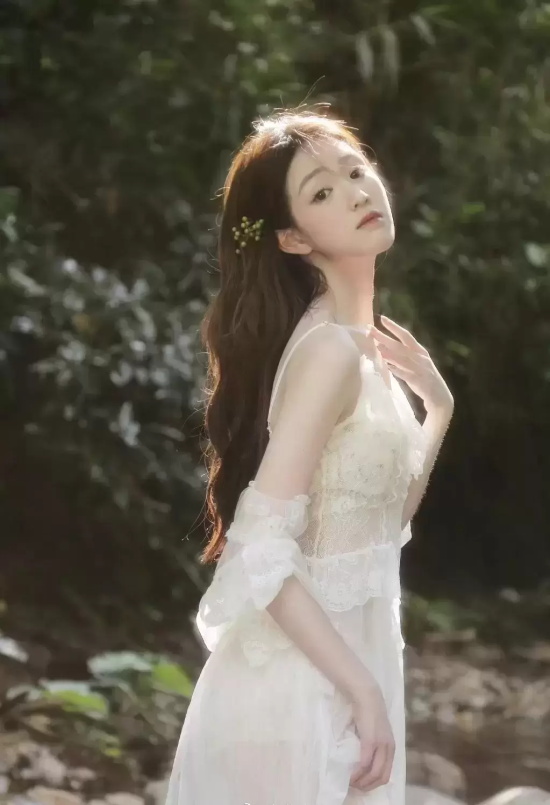 张琳苑林间小溪写真,半透明长裙若隐若现大美腿