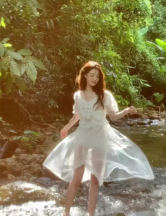 张琳苑林间小溪写真,半透明长裙若隐若现大美腿