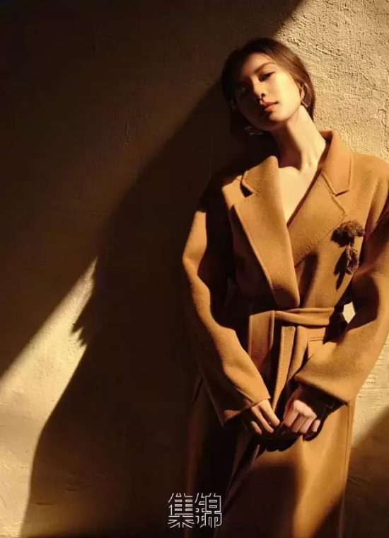 刘诗诗露背长裙杂志写真,细带束腰凸显纤细身材