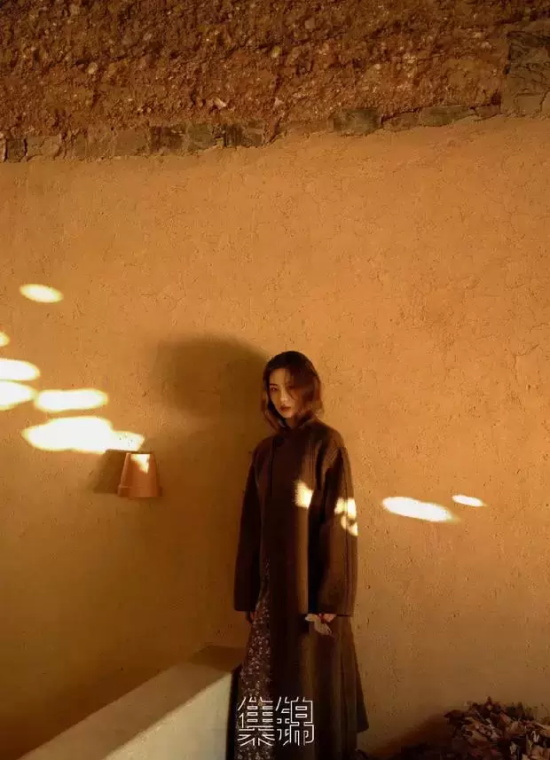 刘诗诗露背长裙杂志写真,细带束腰凸显纤细身材