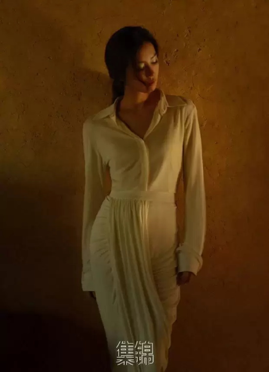 刘诗诗露背长裙杂志写真,细带束腰凸显纤细身材