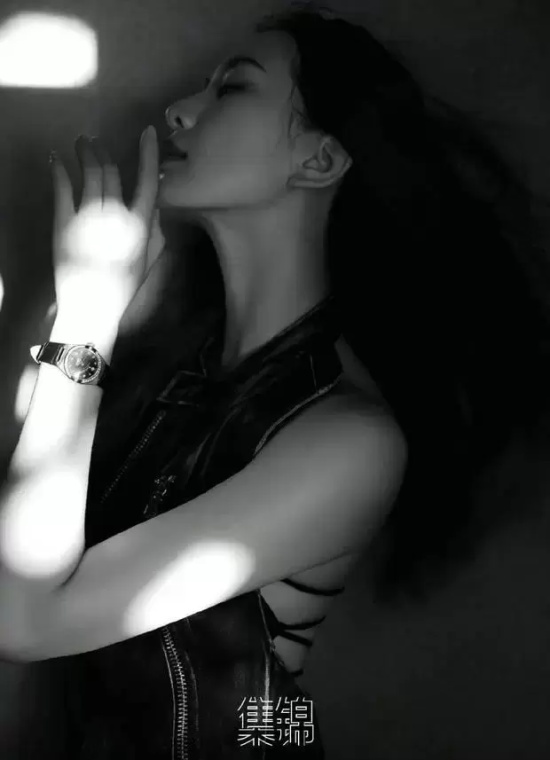 刘诗诗露背长裙杂志写真,细带束腰凸显纤细身材