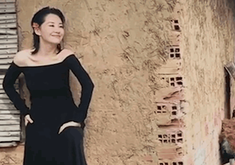 许晴穿吊带开衩裙大露长腿的高清写真