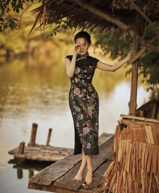 许晴穿吊带开衩裙大露长腿的高清写真