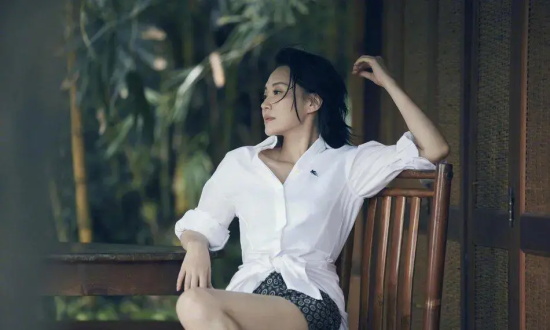 许晴穿吊带开衩裙大露长腿的高清写真