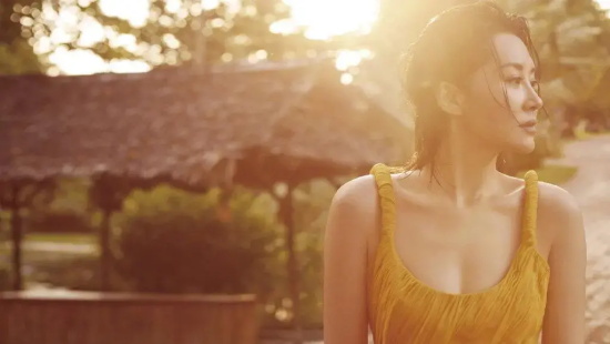 许晴穿吊带开衩裙大露长腿的高清写真