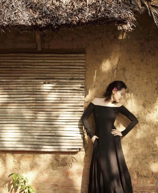 许晴穿吊带开衩裙大露长腿的高清写真