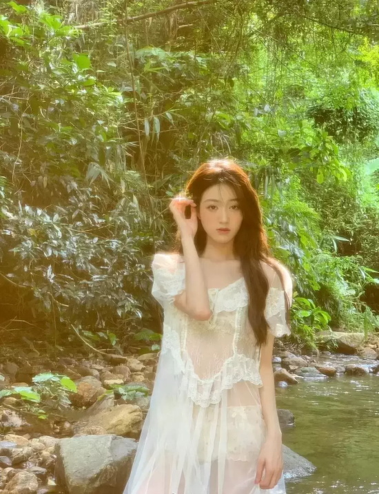 张琳苑林间小溪写真，半透明长裙若隐若现大美腿