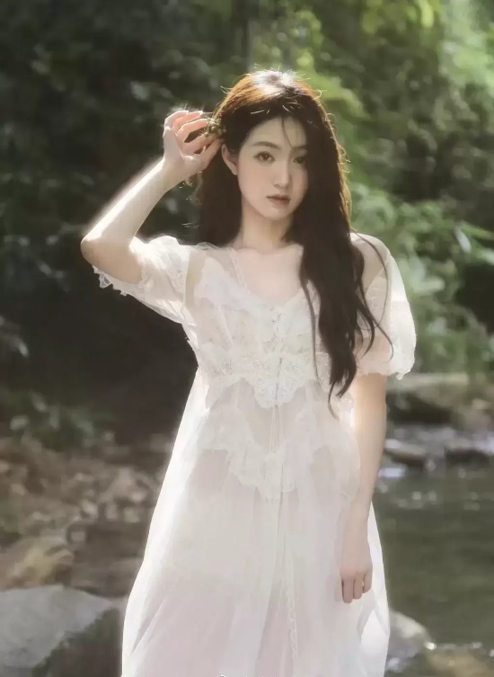 张琳苑林间小溪写真，半透明长裙若隐若现大美腿