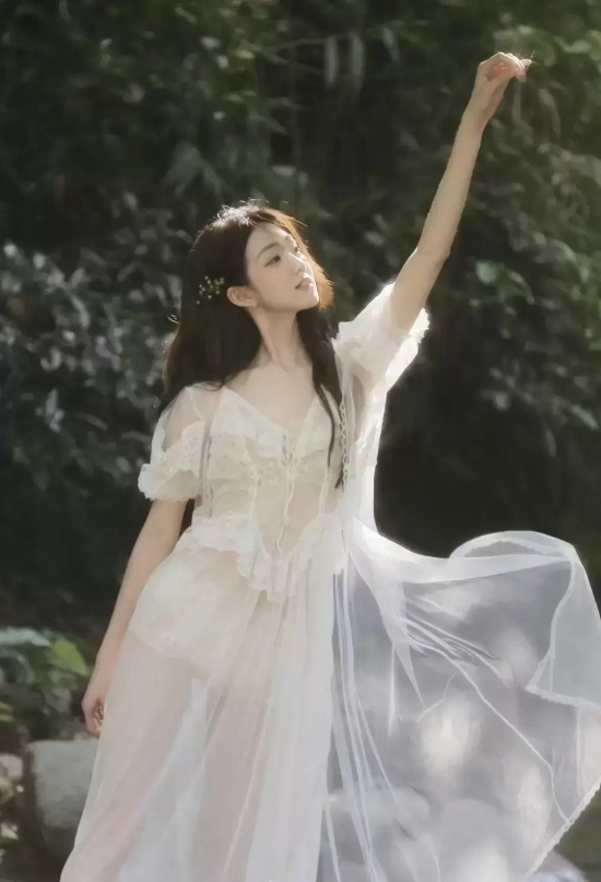 张琳苑林间小溪写真，半透明长裙若隐若现大美腿