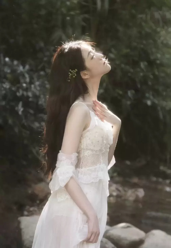 张琳苑林间小溪写真，半透明长裙若隐若现大美腿