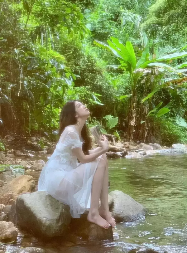 张琳苑林间小溪写真，半透明长裙若隐若现大美腿