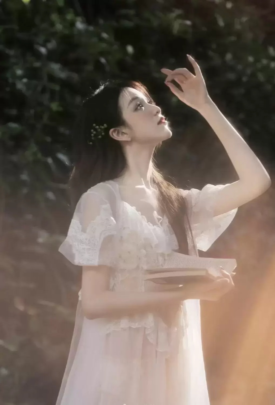 张琳苑林间小溪写真，半透明长裙若隐若现大美腿